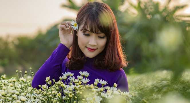 Nữ sinh Sư phạm khoe sắc dịu dàng bên cúc họa mi đầu mùa