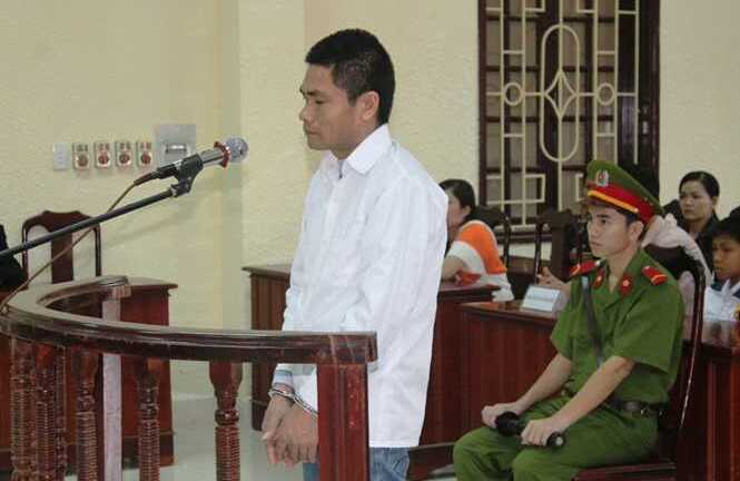 Gã thợ xây tẩm xăng thiêu chết vợ trong quán cà phê lãnh 18 năm tù