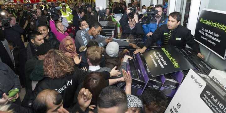 Black Friday giảm giá sâu, cảnh chen lấn, xô đẩy xảy ra trên khắp thế giới