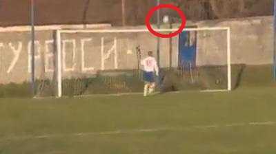 Cú sút trượt ngớ ngẩn 'không thể tin nổi'