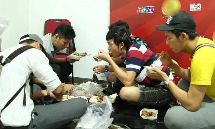 Hoài Linh quần đùi, áo thun ăn cơm hộp trong hậu trường