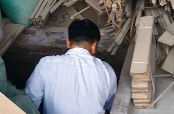 Hoảng hồn 4 ngôi mộ mới chôn nằm trong xưởng mộc ở Hà Nội