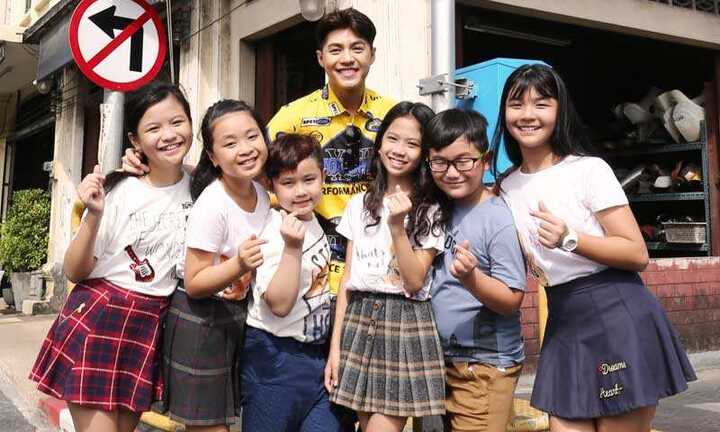 Noo Phước Thịnh quậy hết cỡ cùng học trò tại Thái Lan