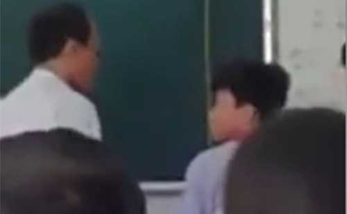 Thầy giám thị tát học sinh trong lớp gây phẫn nộ