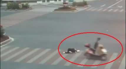 Video: Cảnh sát Trung Quốc truy tìm kẻ độc ác đâm ngã cụ bà rồi bỏ chạy