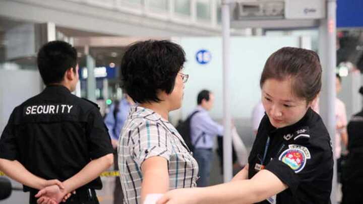 Video: Nữ du khách Trung Quốc 2 tay 2 dao náo loạn sân bay Thái Lan