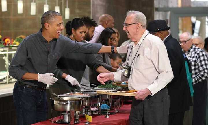 Video: Tổng thống Obama đích thân múc đồ ăn phục vụ cựu binh Mỹ