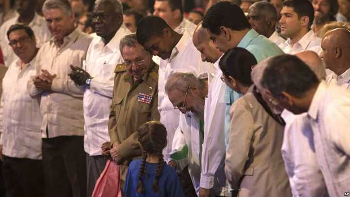 Cựu Chủ tịch Fidel Castro cười rạng rỡ trong lễ mừng sinh nhật cuối cùng