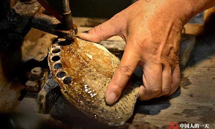 Bất ngờ làng nghề kiếm tiền tỷ từ vỏ trai