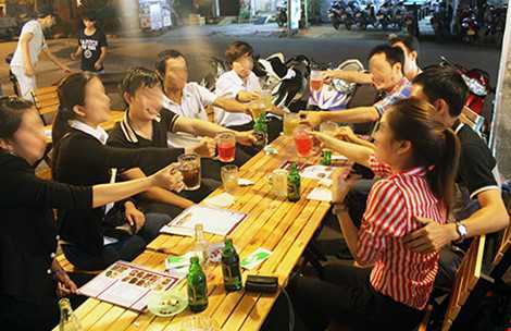 Cán bộ chăm đi nhà hàng, xã nghèo hóa 'chúa chổm'