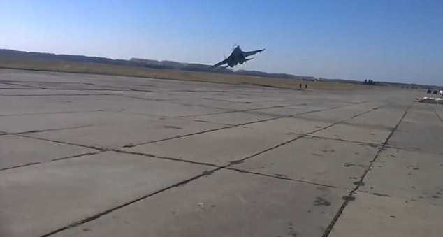 Chiến cơ Ukraine lượn sát mặt đất, suýt 'cày' qua đám đông bên dưới