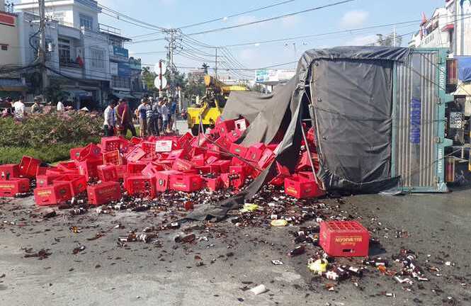 Xe tải chở bia bị lật, vắng mặt tài xế, không một ai 'hôi của'
