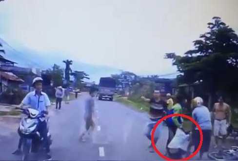 Thanh niên đột ngột lao xe máy ra đường, bị xe tải tông ngã văng