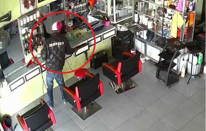 Thanh niên vô tư lục lọi, trộm điện thoại trong salon tóc