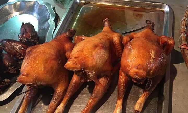 Bí ẩn gà không đầu, không chân giá rẻ bán đầy Hà Nội