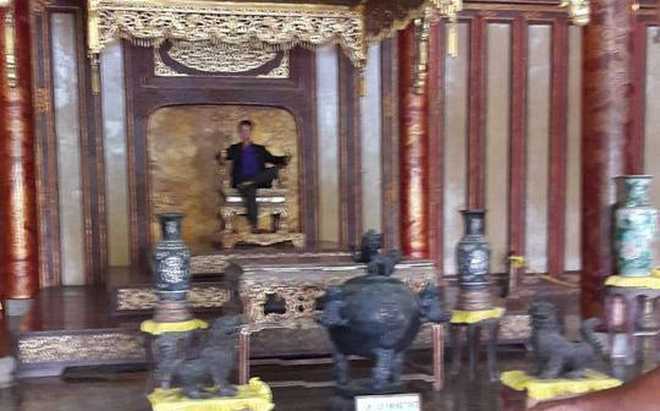 Sự thật bức ảnh kẻ vô văn hóa ngồi trên bảo vật quốc gia ở Huế