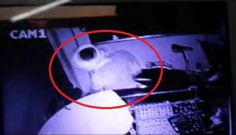 Dỡ mái tôn vào nhà dân lấy trộm vàng