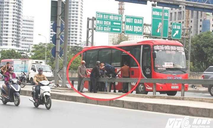 Khiếp sợ cảnh xe khách 'lập bến' đón trả khách náo loạn phố Thủ đô