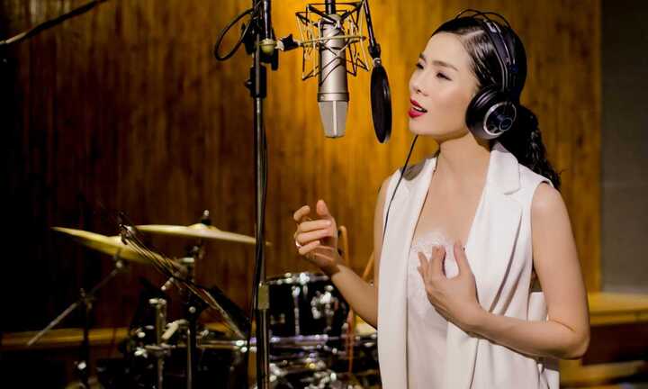 Lệ Quyên dầm mưa đi thu âm lúc nửa đêm