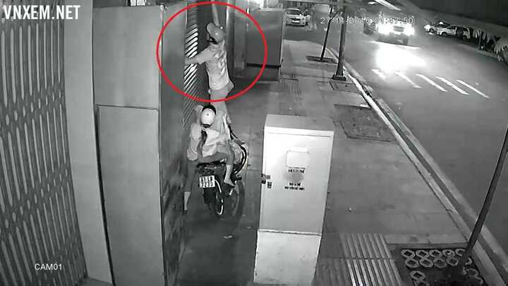 Nam thanh nữ tú nửa đêm đi xe máy trộm bóng đèn hàng loạt nhà dân