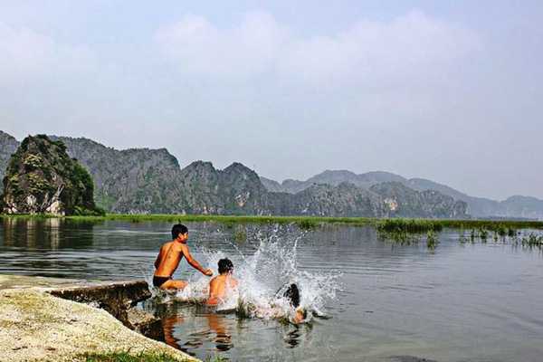 Rủ nhau tắm hồ, 3 nữ sinh lớp 6 chết đuối thương tâm