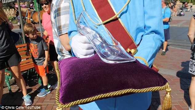 Hóa trang thành hoàng tử, cầu hôn bạn gái bằng giày thủy tinh