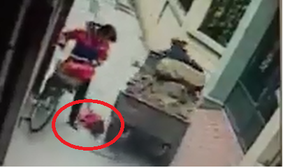 Đứng tim cảnh cháu bé ngã trong ngõ suýt bị xe ba bánh cán qua