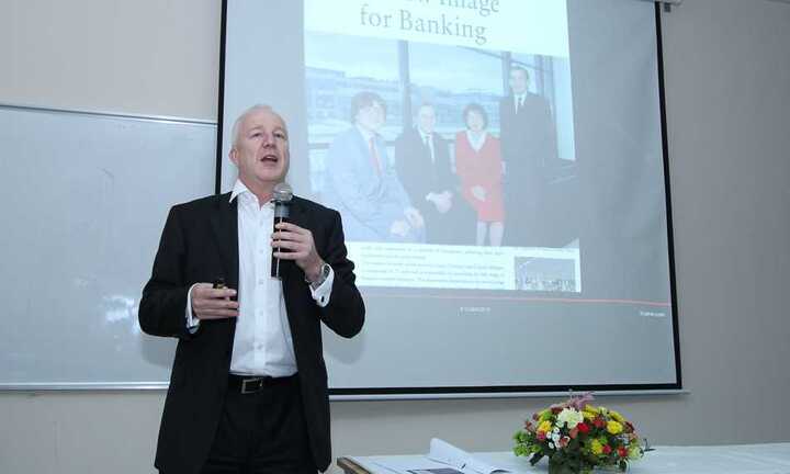 Sinh viên Thủ đô đặt câu hỏi chuyên gia tài chính hàng đầu thế giới