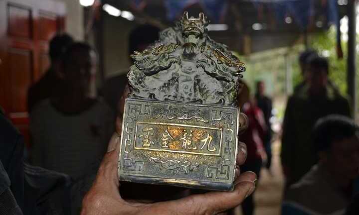 Clip: Nông dân đào đất, tìm thấy vật nghi ấn tín của vua gây xôn xao Nghệ An