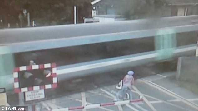 Phớt lờ biển báo, người phụ nữ may mắn thoát chết trong gang tấc