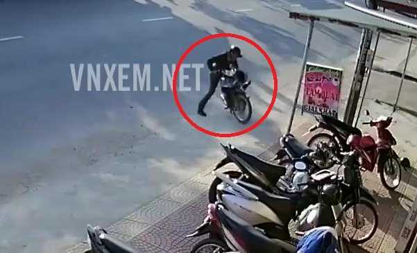 Bi hài trộm bẻ khóa xe máy, luống cuống dắt ra bị xe đổ đè lên người