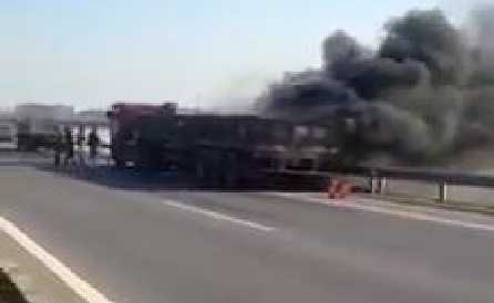 Clip container cháy ngùn ngụt trên cao tốc Hà Nội - Thái Nguyên