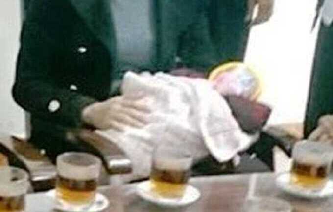 Bé sơ sinh bị bỏ rơi trước cổng nhà thờ giữa trời mưa lạnh