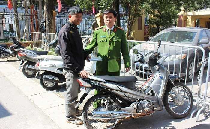 Mang xe đi sang tên đổi chủ, cả người và xe bị bắt giữ