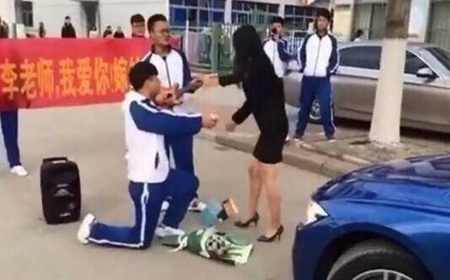 Nam sinh quỳ gối tỏ tình bị cô giáo xinh đẹp 'phũ' ngay tại chỗ