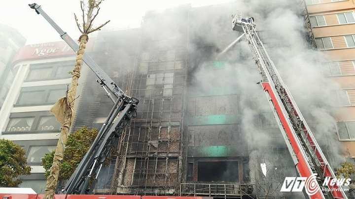 Cháy quán karaoke, 13 người chết: Cách chức cán bộ địa phương mới chỉ là bước đầu