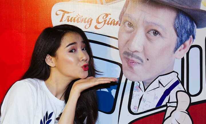 Nhã Phương hài hước hôn gió 'người tình' Trường Giang