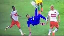 Thủ môn lộn người lập siêu phẩm vào phút cuối cùng của trận đấu