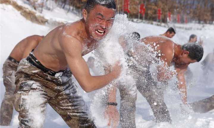 Binh sỹ Trung quốc cởi trần tắm tuyết dưới trời -20 độ C