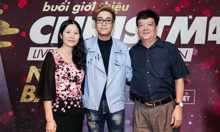 Bố mẹ Bùi Anh Tuấn đến chúc mừng ngày vui của con