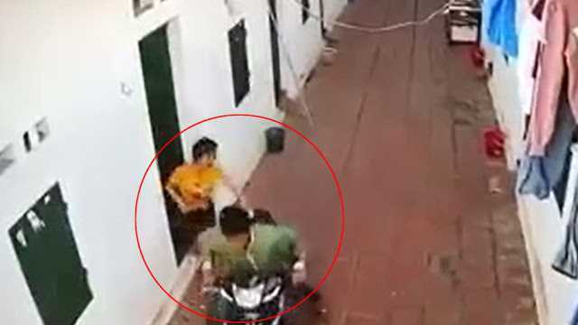 2 cô gái liều mình truy đuổi tên trộm xe máy trong xóm trọ