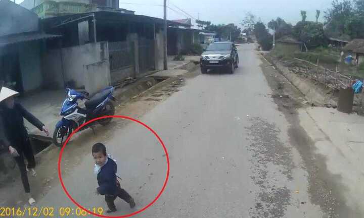 Thót tim cảnh em bé lao 'cắt đầu' xe máy