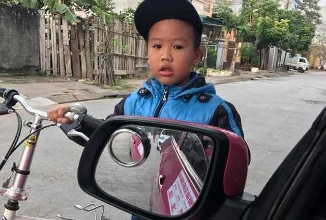 Cậu bé lái xe đạp tông vào ô tô khoanh tay xin lỗi tài xế 'đốn tim' cư dân mạng