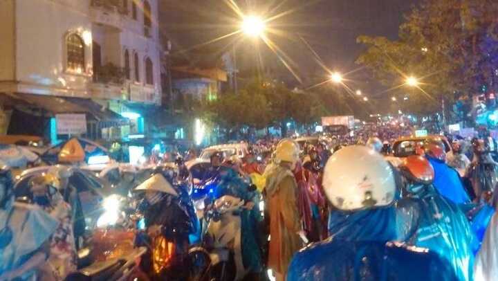 Mưa lớn kéo dài, nhiều nơi ở Huế ngập sâu, giao thông tê liệt