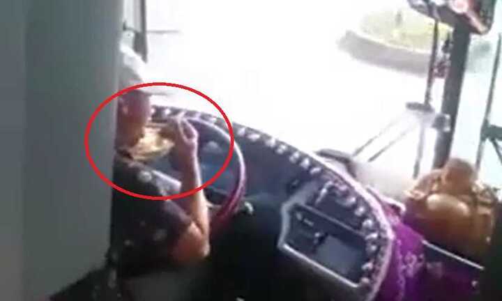 Tài xế xe khách vừa lái xe vừa ăn mỳ gây bức xúc