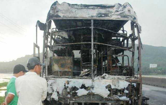Xe khách cháy trơ khung, 30 hành khách thoát chết