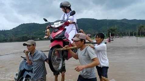 4 'soái ca' kiệu nữ sinh áo dài cùng xe máy vượt lũ