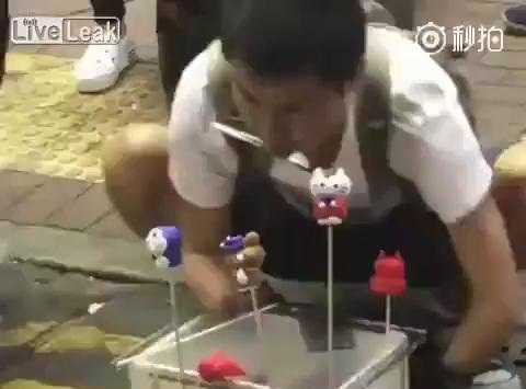 Chàng trai không tay thoăn thoắt nặn tò he kiếm sống trên phố