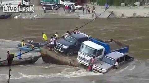 Clip: Chìm phà trên sông Amazon, người và xe trôi xuống dòng nước dữ