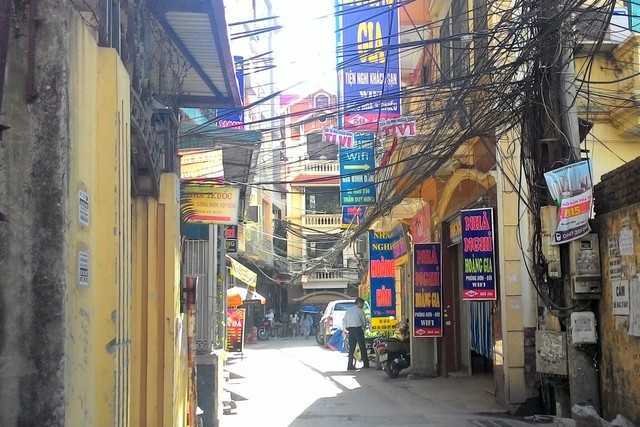 Vào nhà nghỉ với nữ hiệu phó, bí thư xã bị cách chức